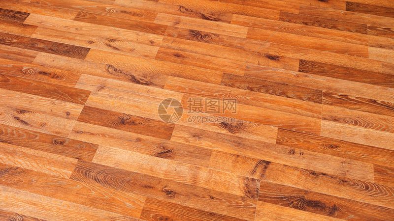 在选购地暖专用地板时，应注意以下几个方面：