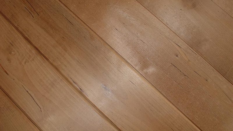 以下是一些常见地板类型的人工费参考价格，仅供参考：